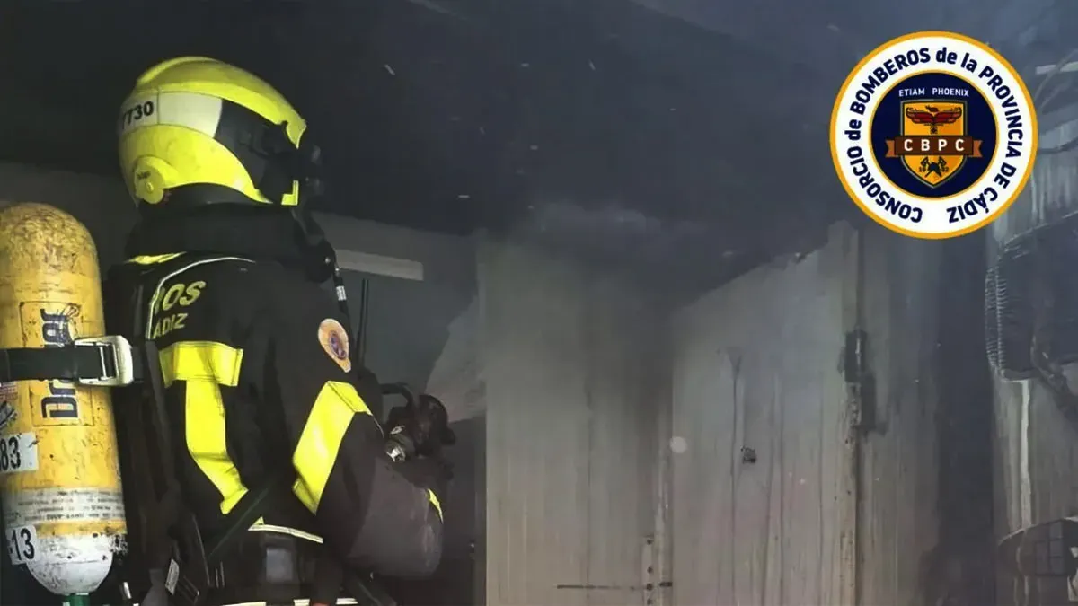 Bombero con equipo de respiración accediendo al lugar del incendio.
