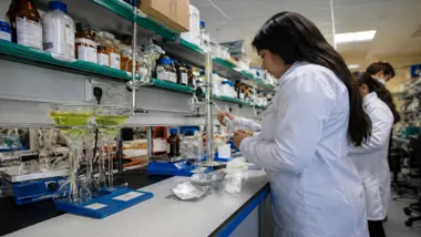 Mujeres trabajando en un laboratorio de la UCA.