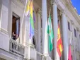 Comienzan las II Jornadas contra la LGTBIfobia en Cádiz con el izado de la bandera arcoíris
