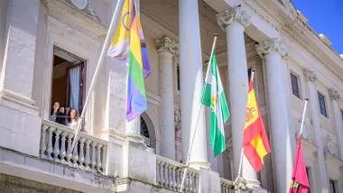 Izado de la bandera LGTBIQ+ en el cuarto mástil del Ayuntamiento.