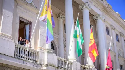 Izado de la bandera LGTBIQ+ en el cuarto mástil del Ayuntamiento.