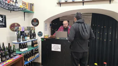 Un rincón en Cádiz para amantes de la cultura cervecera: más de 250 cervezas y una forma única de descubrirlas