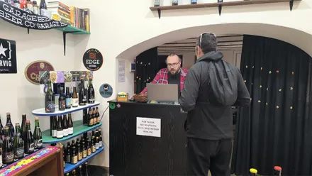 Un rincón en Cádiz para amantes de la cultura cervecera: más de 250 cervezas y una forma única de descubrirlas
