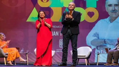 La alcaldesa, de rojo, junto a Juan y Medio con el premio en la mano.