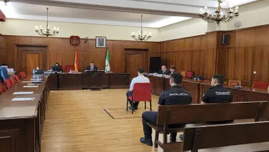 Momento de un juicio, con el acusado y la Policía Nacional.
