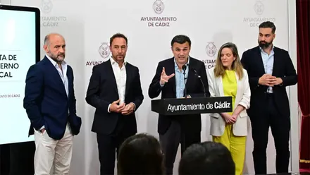 El alcalde, Bruno Garcñía, y parte de su equipo de Gobierno en la rueda de prensa en la que ha anunciado la adjudicación del Portillo. Foto. Eulogio García.