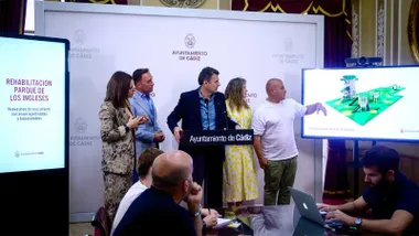 El alcalde, bruno García, y parte de su equipo de Gobierno en una rueda de prensa.