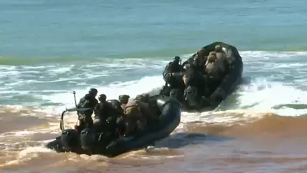 Dos lanchas de la Armada con sus militares.