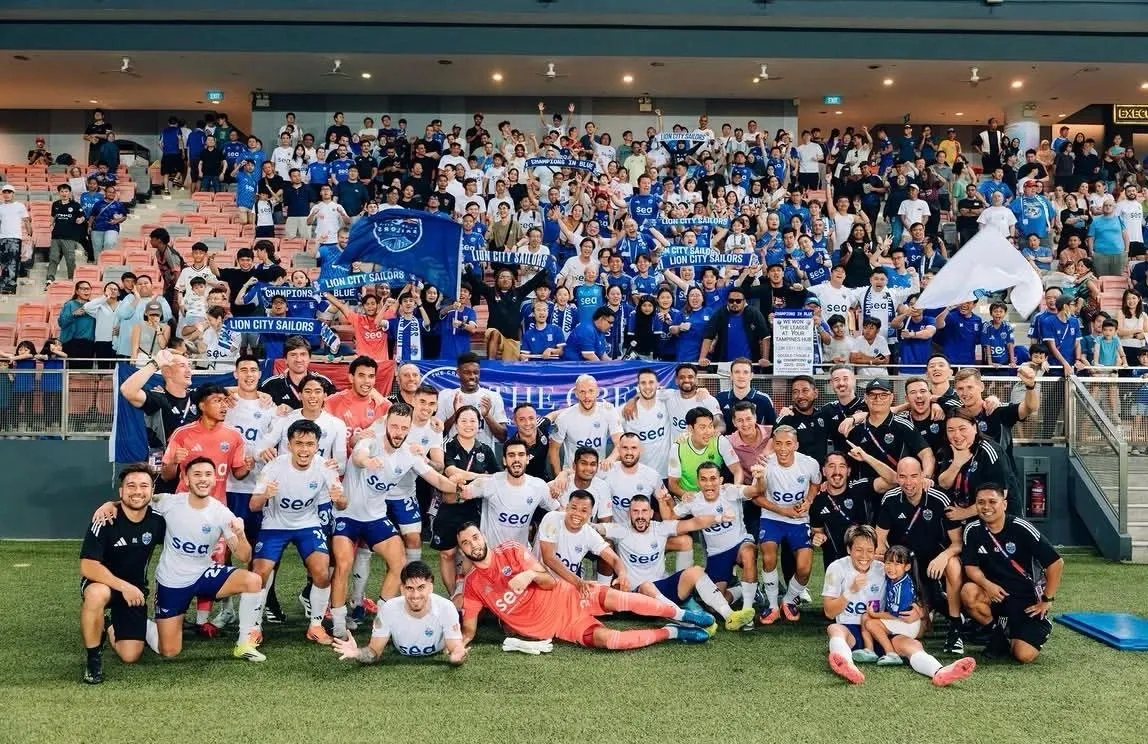 Plantilla, staff y afición del Lions City Sailors celebran el titulo. Foto: Lions City Sailors.