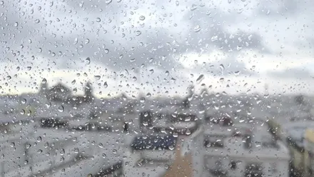 Lluvia tras una venta este sábado 9 de mayo en Cádiz. Al fondo de pueden distinguir la catedral y la Iglesia de San Lorenzo. Foto: José Luis Porquicho Prada.