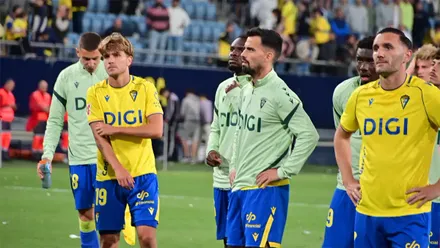 Los jugadores del Cádiz CF cariacontecidos ,mirando a la grada tras la derrota ante el Depor. Foto: Cádiz CF.