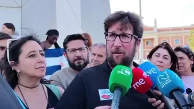 Miguel Urbán, en la rueda de prensa de 'Rumbo a Cuba' en la plaza de Sevilla.