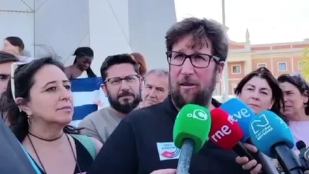 Miguel Urbán, en la rueda de prensa de 'Rumbo a Cuba' en la plaza de Sevilla.