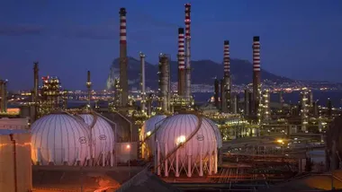 Refinería de Moeve San Roque con los tanques y, al fondo, Gibraltar.