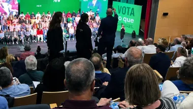 Hombre protestando en el acto de Montero, del PSOE.