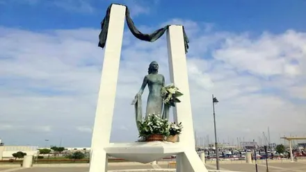 Estatua de Rocío Jurado en el monumento en Chipiona.