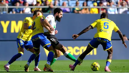 El Cádiz CF baja el telón de una temporada para olvidar ante un Racing que busca el título