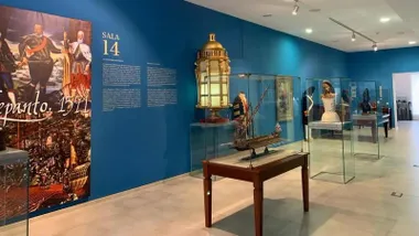 Una de las salas del Museo Naval de San Fernando, con sus maquetas de galeones.
