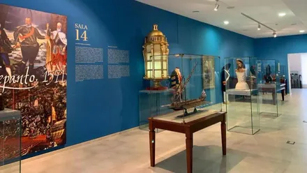 Una de las salas del Museo Naval de San Fernando, con sus maquetas de galeones.