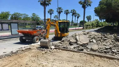 maquinaria trabajando en el acerado de Valdelagrana.