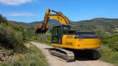 Maquinaria pesada, una excavadora, en la Cañada del Cordero de Grazalema.