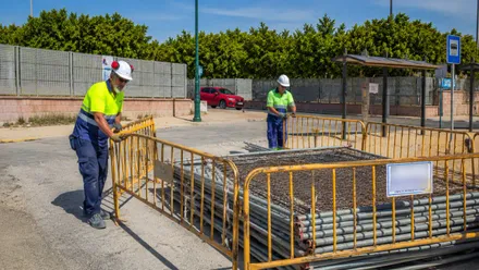 Operarios trabajando en el Buen Pastor de San Fernando con una vallas de color amarillo.