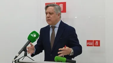 El portavoz socialista, Óscar Torres, en rueda de prensa.