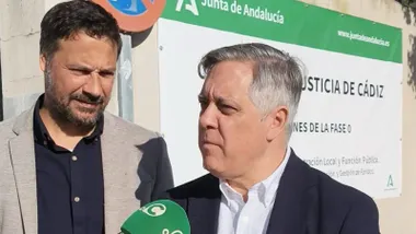 El portavoz del PSOE, Oscar Torres, atendiendo a los medios ante el cartel del proyecto de la Ciudad de la Justicia.
