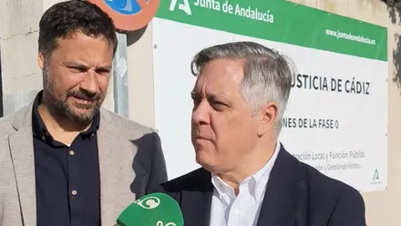 El portavoz del PSOE, Oscar Torres, atendiendo a los medios ante el cartel del proyecto de la Ciudad de la Justicia.