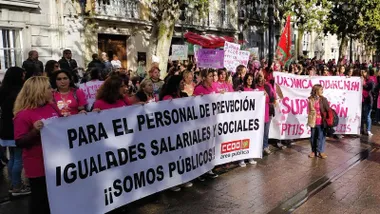 Personas manifestándose por las mejoras salariales.