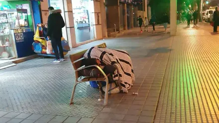 Perrsona sin hogar en Cádiz