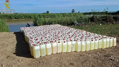 Muchos bidones de gasolina a la orilla del río Guadalete.