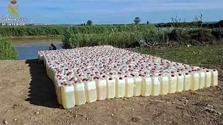 Muchos bidones de gasolina a la orilla del río Guadalete.