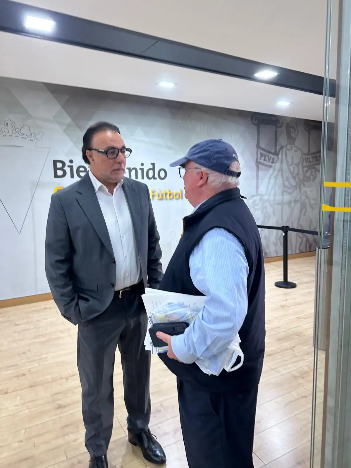 Quique Pina junto a Carlos Medina en los accesos del estadio Nuevo Mirandilla antes de la Junta de Accionistas. Foto: Ereagafotos.