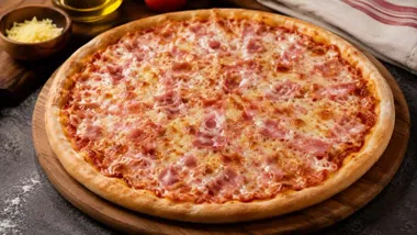 Pizza de queso y bacon.