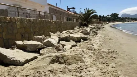 Vista del estado de la playa de Guadarranque en San Roque con el rompeolas de piedras.