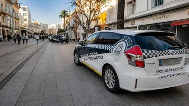 Conche de la Policía Local de San Fernando en una de sus calles.