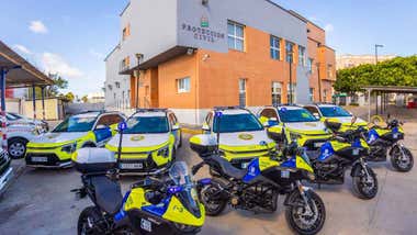 Vehículos, coches y motos, nuevos, a puertas de Protección Civil.