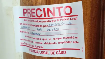 Precinto en viviendas en el barrio de puntales de Cádiz