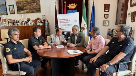 Mesa de delegados y alcalde de Chiclana, con los bomberos.