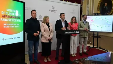 Parte del equipo de Gobierno ha presentado junto a Bruno García esta propuesta de reorganización del aparcamiento. Foto: Eulogio García.