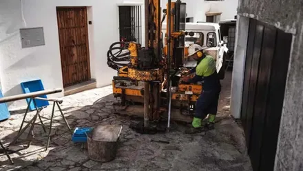 Maquinaria pesada haciendo pruebas con un operario en Grazalema.