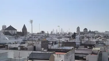 El Puente de la Constitución de 1812 asoma al fondo entre la Catedral y la Iglesia de San Lorenzo en un 31 de ayo azulado y caluroso en Cádiz. Foto: José Luis Porquicho Prada.