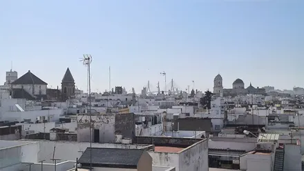 El Puente de la Constitución de 1812 asoma al fondo entre la Catedral y la Iglesia de San Lorenzo en un 31 de ayo azulado y caluroso en Cádiz. Foto: José Luis Porquicho Prada.