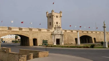 Murallas de Puerta Tierra en Cádiz.