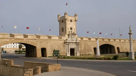 Murallas de Puerta Tierra en Cádiz.