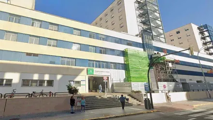 Vista exterior del edificio del Puerta del Mar. Fachada blanca con azulejos azules.