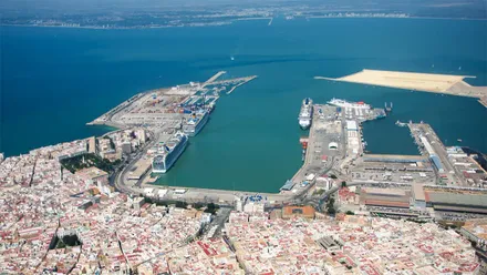 Image aerea de los muelles de Cádiz capital. Foto: APBC.