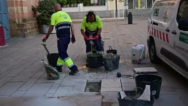 Operarios de Mantenimiento Urbano retittaba esta mañana la estrella de Juan Carlos Aragón del Paseo de la Fama del Carnaval. Foto: Eulogio García.