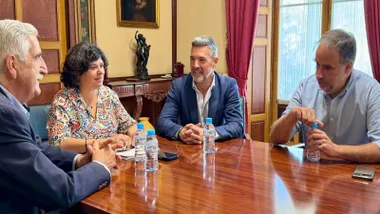 Mesa de reunión con los alcaldes de Rota, Sanlúcar, Chipiona y Trebujena.